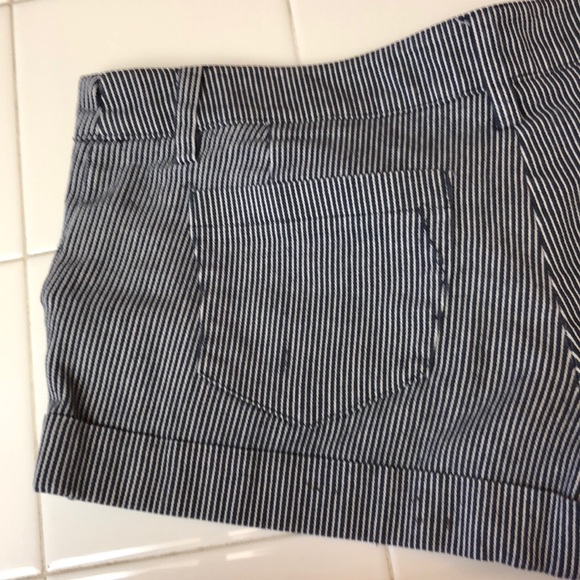 Shorts - Picture 4 of 5